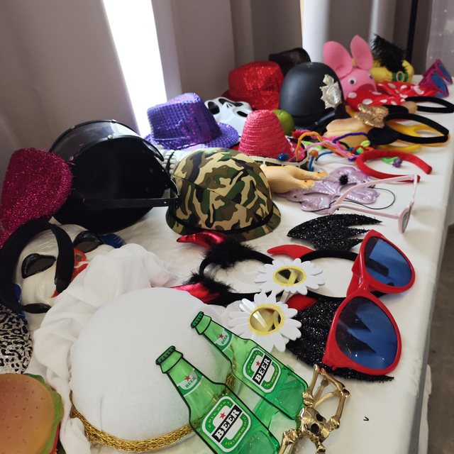 Accesorii amuzante pregătite pe masă lângă cabina foto