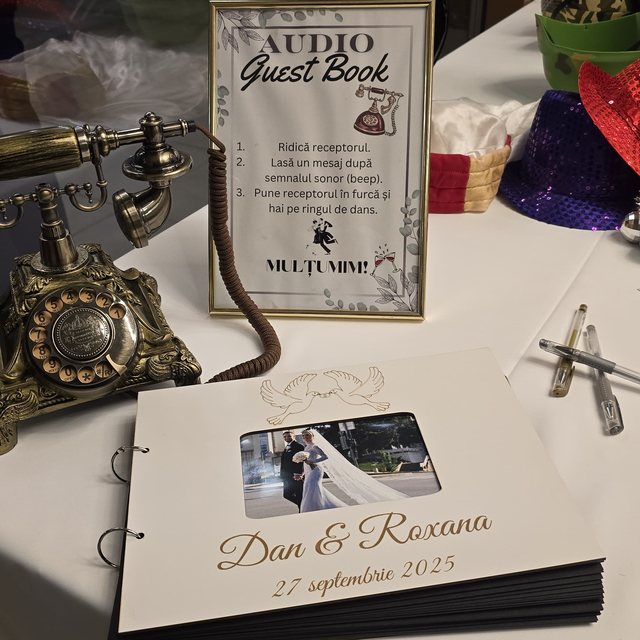 Audio Guest Book la nuntă — telefon vintage și album cu numele mirilor