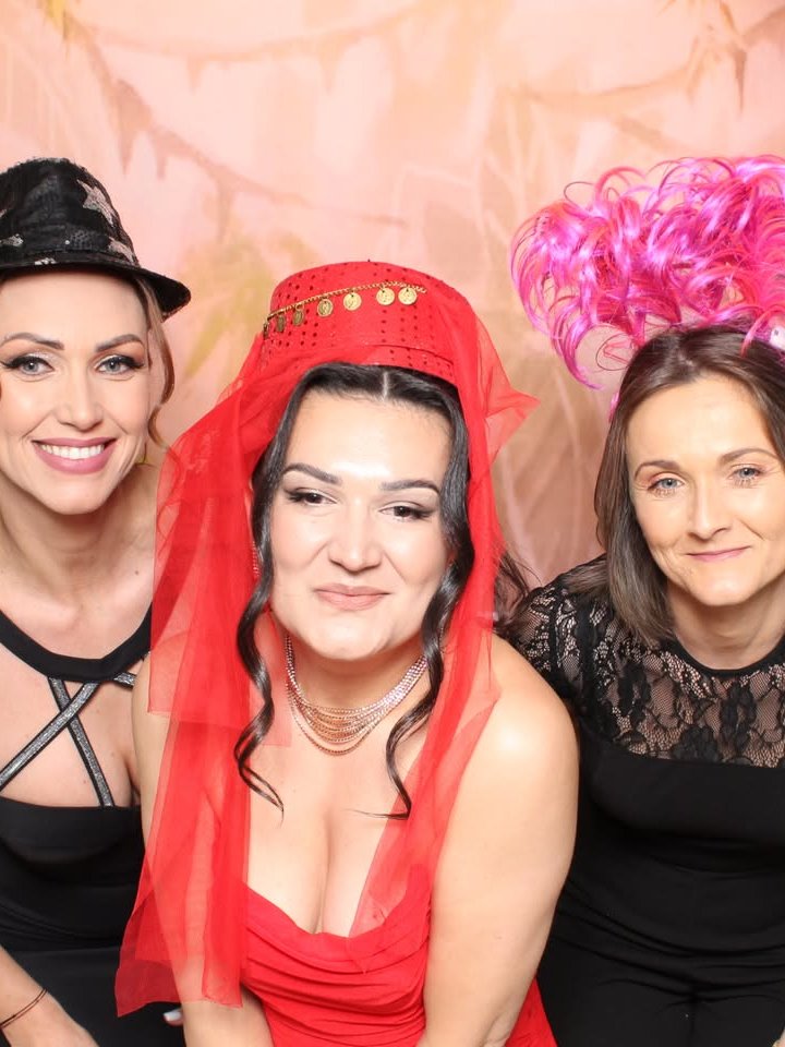 Invitate cu accesorii amuzante în cabina foto la un botez din Sălaj