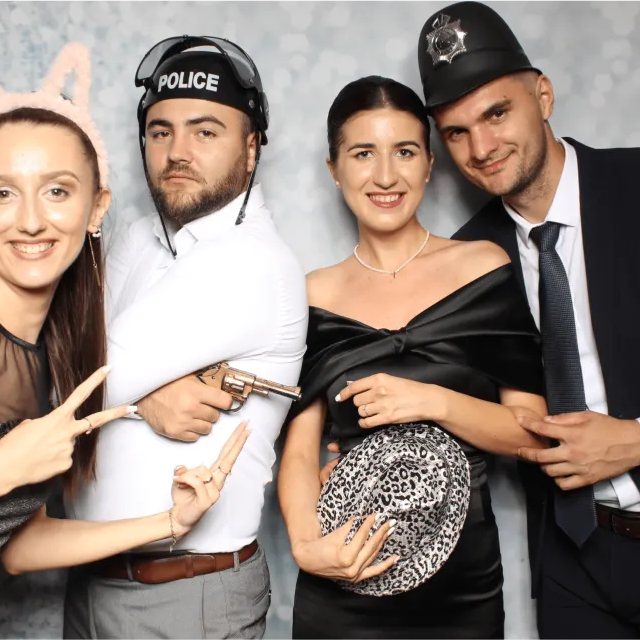 Cabină foto cu fundal argintiu cu paiete și accesorii amuzante