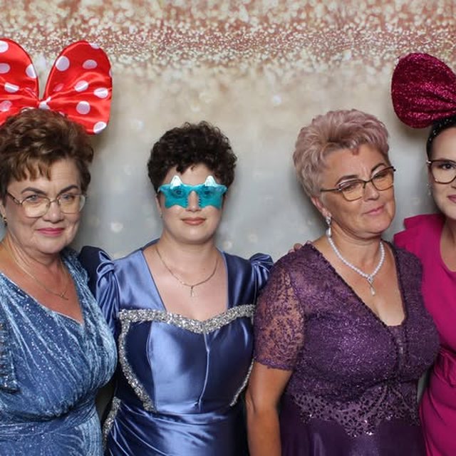 Invitate în cabina foto, fundal champagne
