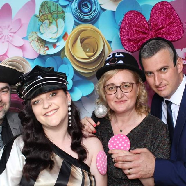 Cabină foto cu fundal din flori de hârtie în tonuri pastel