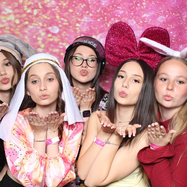 Invitate la majorat în cabina foto, fundal roz cu sclipici