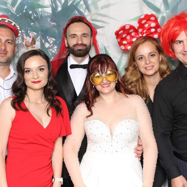 Cabină foto cu fundal perete de trandafiri roz