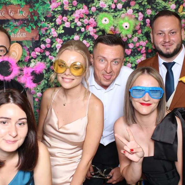 Cabină foto cu fundal din verdeață, flori și lumini