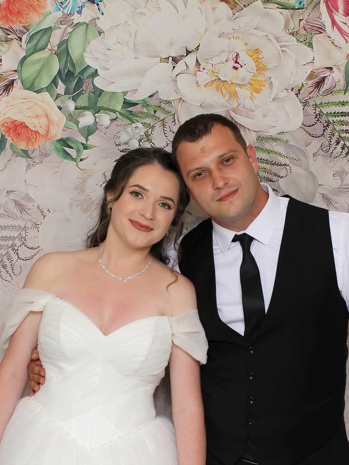 Miri în cabina foto la o nuntă din Sălaj, cu fundal floral
